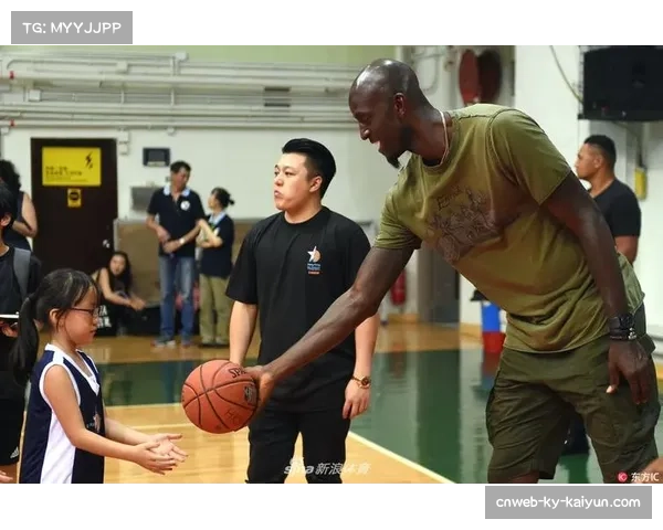 巴西歌手雷玛造访巴萨训练场,与球员进行友好互动 巴西歌手雷玛造访巴萨训练场,与球员进行友好互动